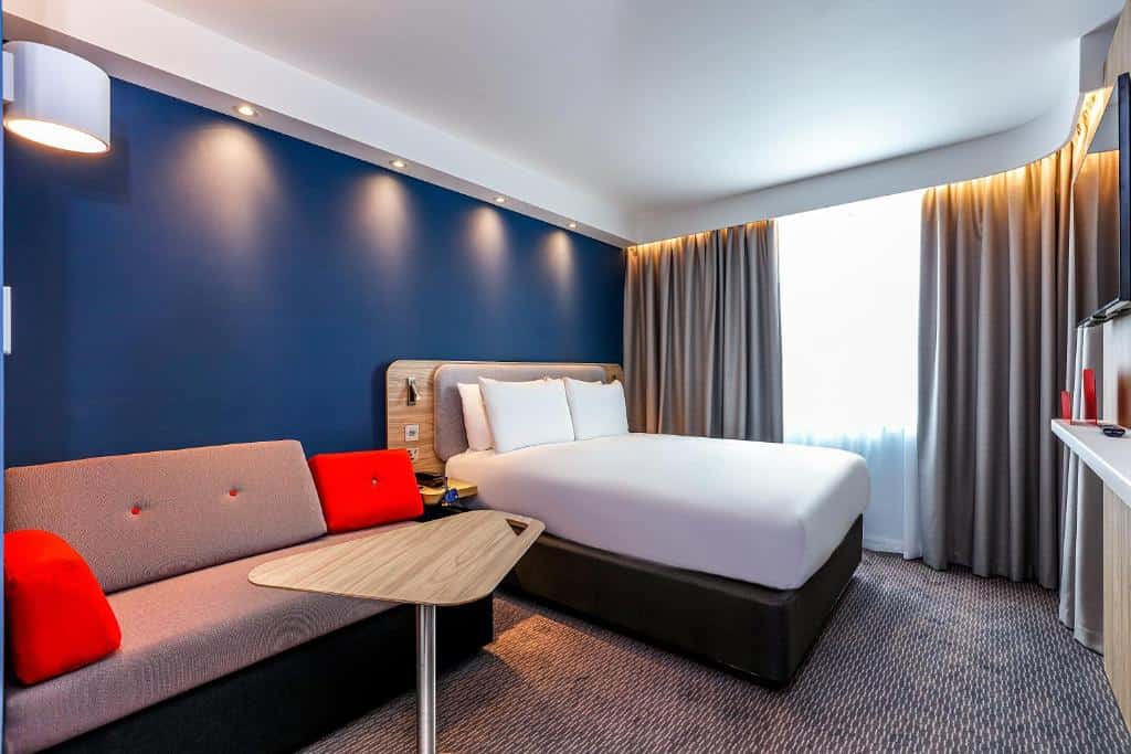 Holiday Inn Express Exeter room with double bed and sofa bed