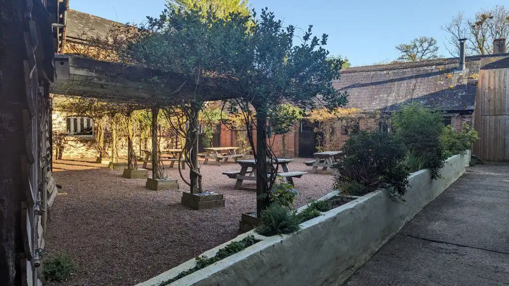 The courtyard at Valleyside Escapes with plants and picnic tables