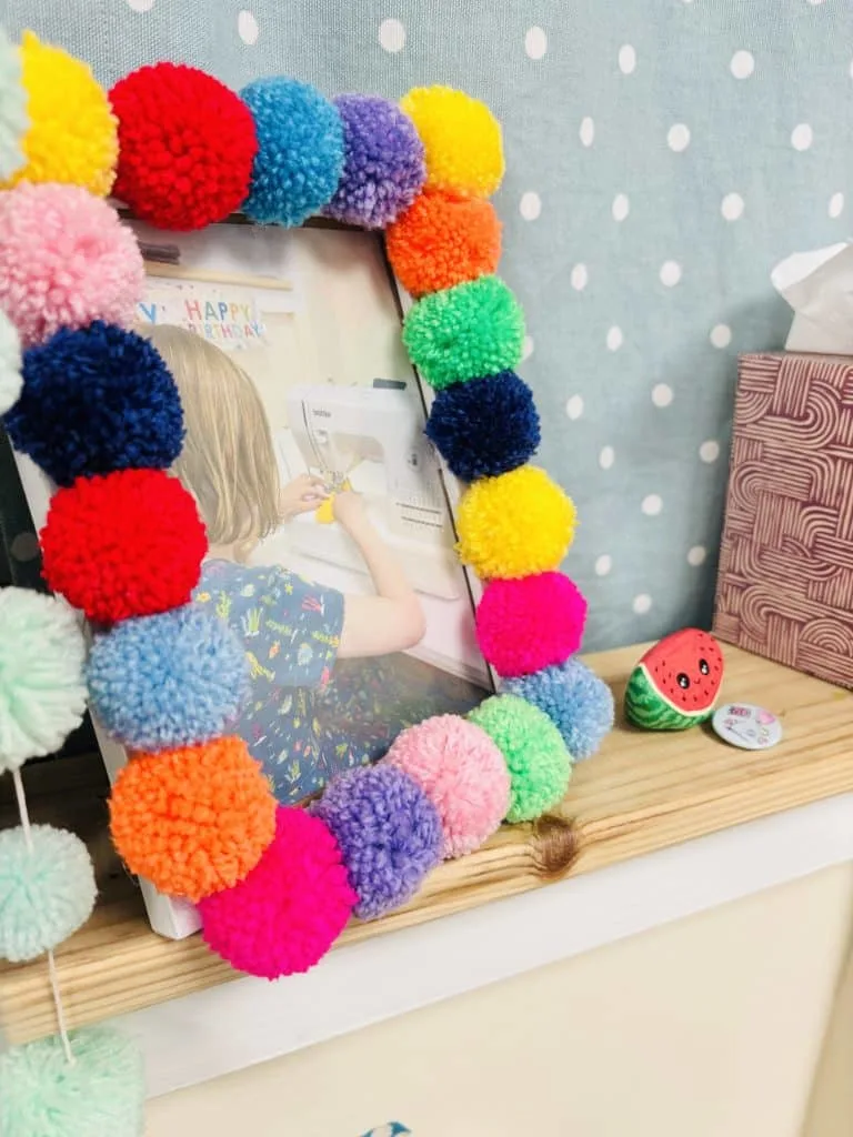 Pom pom photo frame